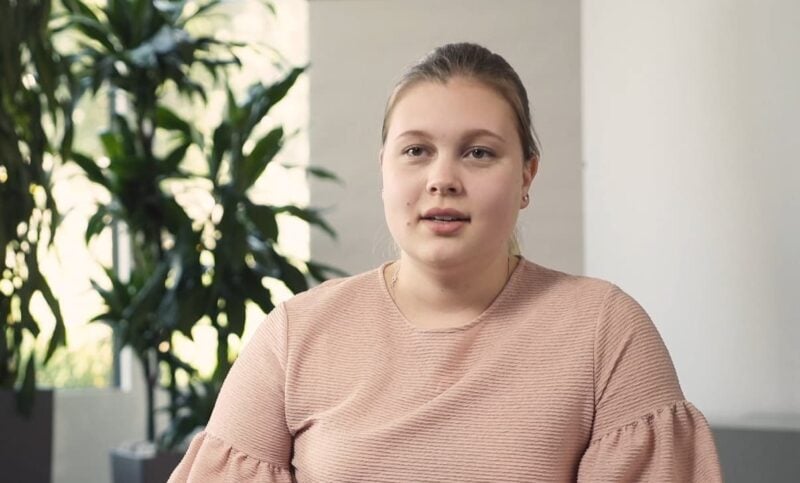 Portrait von junger Pflegefachfrau EFZ in Ausbildung.