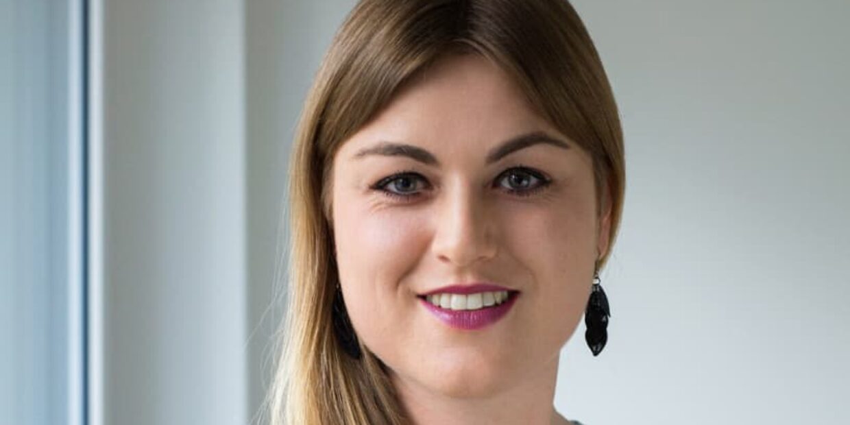 Portrait einer jungen motivierten diplomierten Pflegefachfrau.
